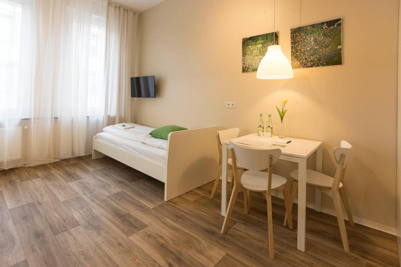 Guesthouse Koehn51, Zentral Gelegene, Stilvoll Eingerichtete Zimmer Mit Eigener Teekueche Nuremberg Ngoại thất bức ảnh